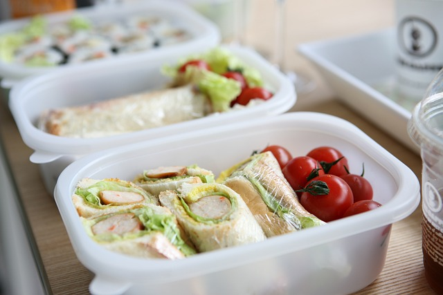 7 healthy packed lunch ideas for kids 1 Lunch box including some sandwiches and tomatoes
