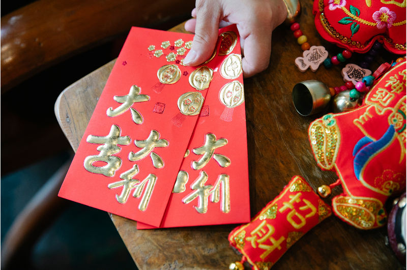 10 Interesting Chinese New Year Facts for Kids 3 lucky money, red envelope, special traditions